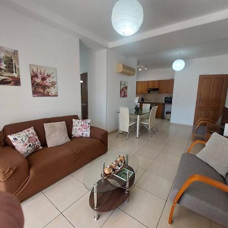 Sunny 2 Bedroom Larnaca Center Екстериор снимка