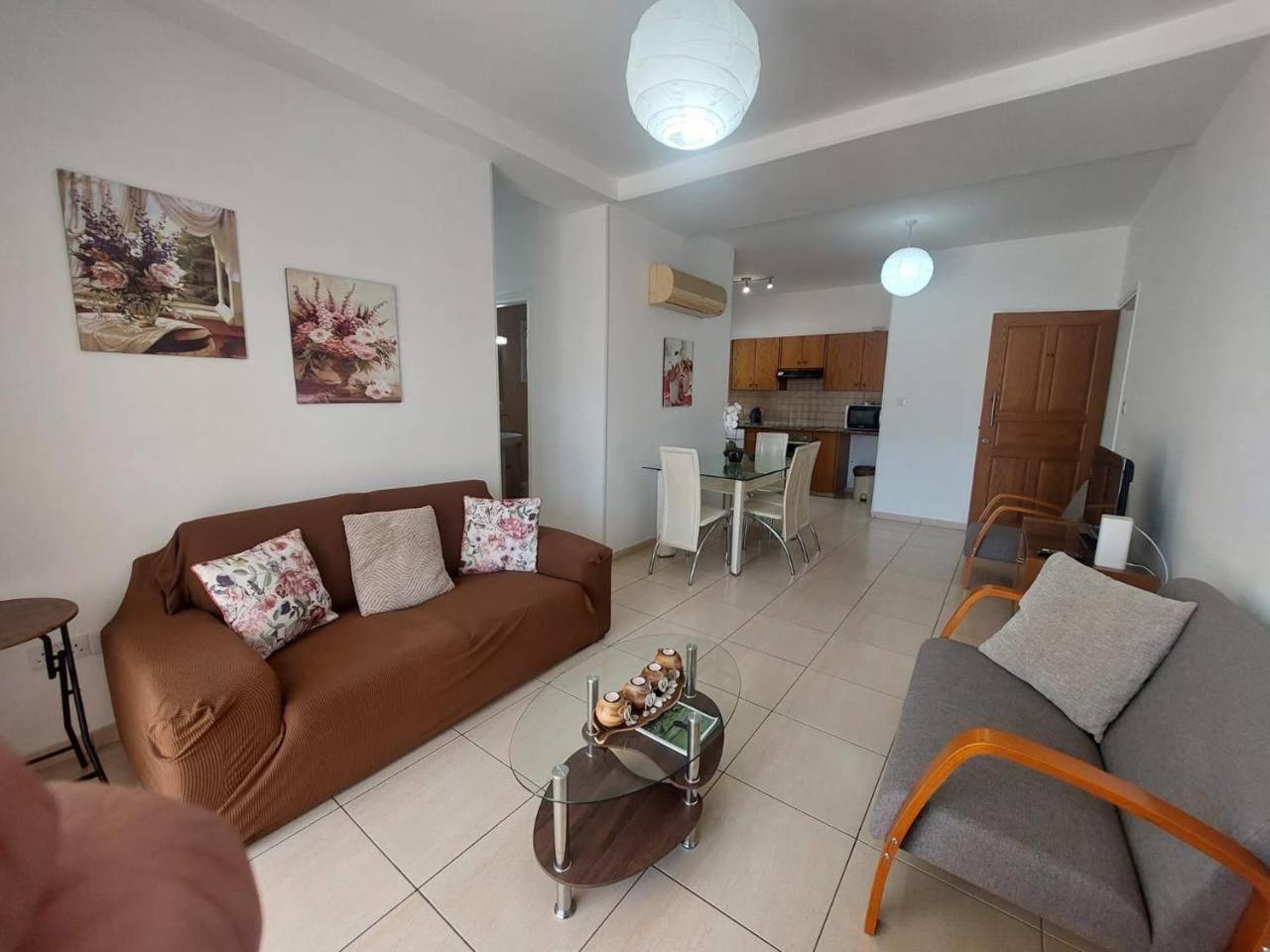 Sunny 2 Bedroom Larnaca Center Екстериор снимка