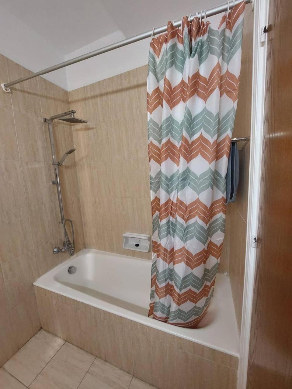Sunny 2 Bedroom Larnaca Center Екстериор снимка