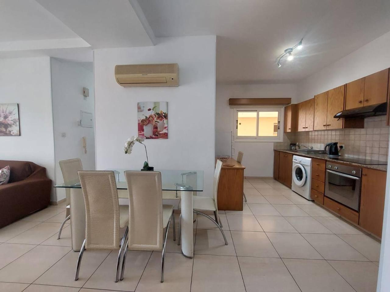 Sunny 2 Bedroom Larnaca Center Екстериор снимка